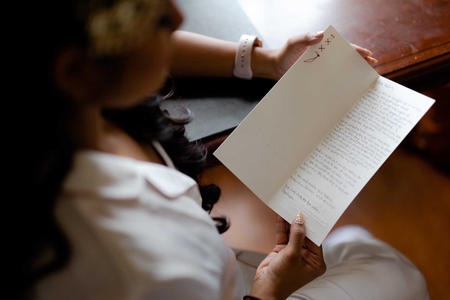 A bride reading a letter from a groom.